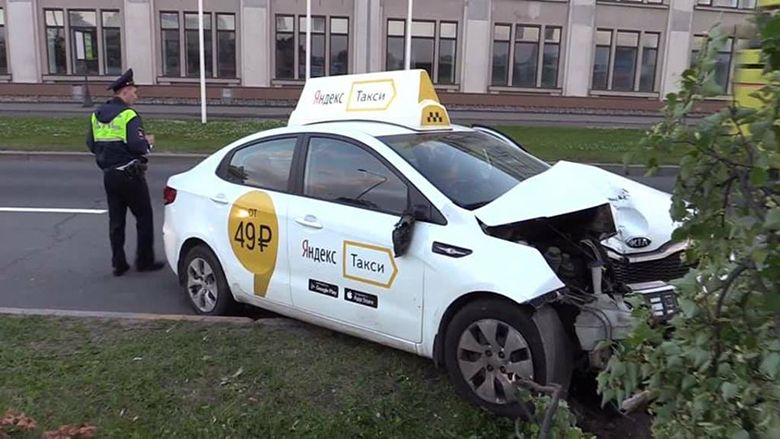 При аварии в яндекс такси